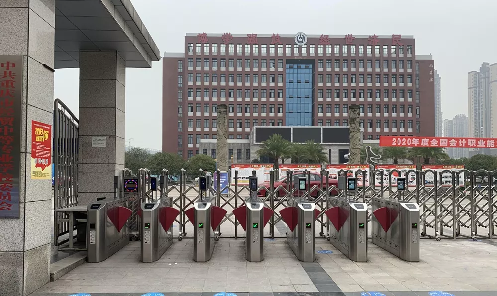 校园大门人行区域：含行人脸识别主机、人员管理系统、高清安防、综合布线等....